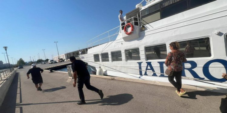 Brod za Zlarin i Prvić odbio primiti putnike, oni mu potom nisu dali da isplovi. Došla i policija…