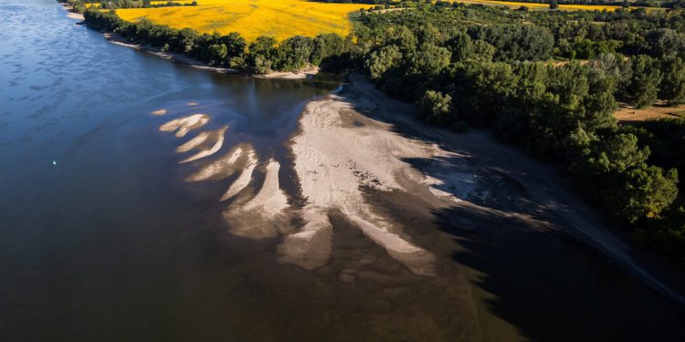 Brodovi prisiljeni ostaviti teret iza sebe dok toplinski val pogađa jednu od najdužih rijeka u Europi