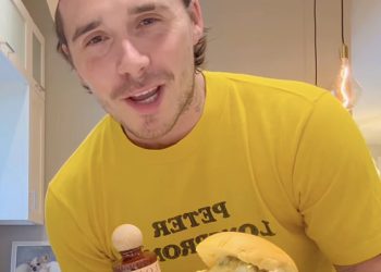 Brooklyn Beckham odaje slatku počast Ozzyju Osbourneu dok priprema sendvič s ribom i čipsom u svom najnovijem videozapisu za kuhanje