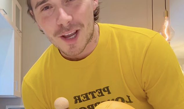 Brooklyn Beckham odaje slatku počast Ozzyju Osbourneu dok priprema sendvič s ribom i čipsom u svom najnovijem videozapisu za kuhanje