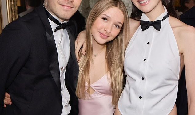 Brooklyn ‘Olive Branch’ svojoj obitelji: Insajderi kažu Alison Boshoffu zadivljujući zaokret u feudu obitelji Beckham – i otkrivaju skriveno značenje iza njegove rođendanske poruke sestri Harper