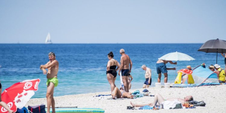 Brtinaci misle da je primoštenska plaža Raduča jedna od najljepših u Hrvatskoj, puno ljepša i od Zlatnog rata u Bolu