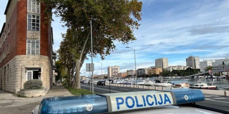 Brzom intervencijom zadarske policije spašena četveročlana obitelj iz kuće zahvaćene požarom