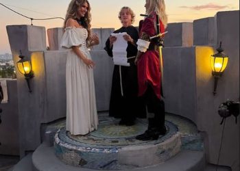 CHRISHELL STAUSE Weds G-Flip četvrti put tijekom srednjovjekovne ceremonije na vrhu La ‘Castle’