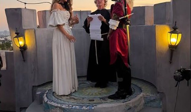 CHRISHELL STAUSE Weds G-Flip četvrti put tijekom srednjovjekovne ceremonije na vrhu La ‘Castle’