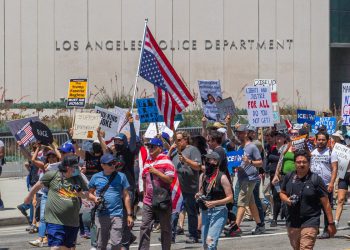 Čak i tijekom vikenda četvrtog srpnja, službenici ICE -a nisu zaustavili napade u LA -u