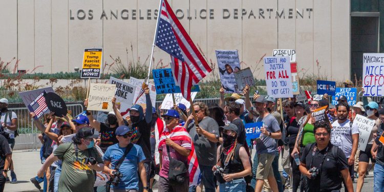Čak i tijekom vikenda četvrtog srpnja, službenici ICE -a nisu zaustavili napade u LA -u