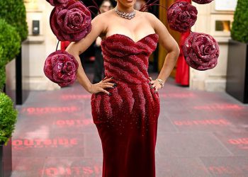 Cardi B okreće glave dok ona udružuje svoju crvenu haljinu bez naramenica s vrlo bizarnom instalacijom ruža za izložbu Rahul Mishra tijekom Pariškog tjedna mode