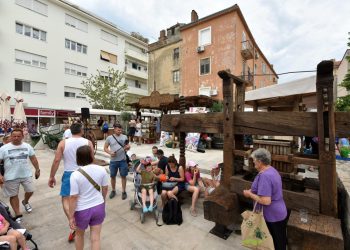 Česi izdali turistički vodič po Hrvatskoj, žale se na visoke cijene. U Zadru su provjerili cijene voća i povrća na tržnici…