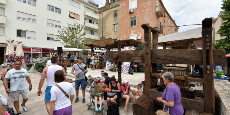 Česi izdali turistički vodič po Hrvatskoj, žale se na visoke cijene. U Zadru su provjerili cijene voća i povrća na tržnici…