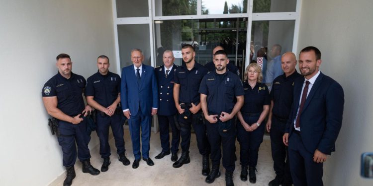 Četiri heroja iz PU zadarske danas je pohvalio i ministar Božinović. “Dario Kruneš, Matija Režan, Filip Tokić i Bruno Pedić pravi su policajci”