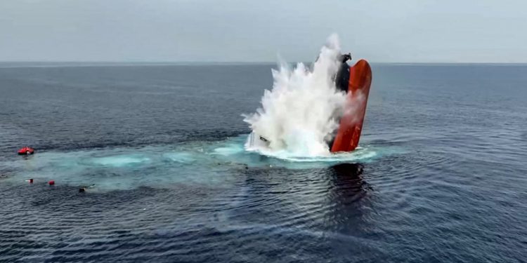 Četiri pripadnika posade ubijene kao pobunjenici Houthi potonuli su teretni brod u Crvenom moru