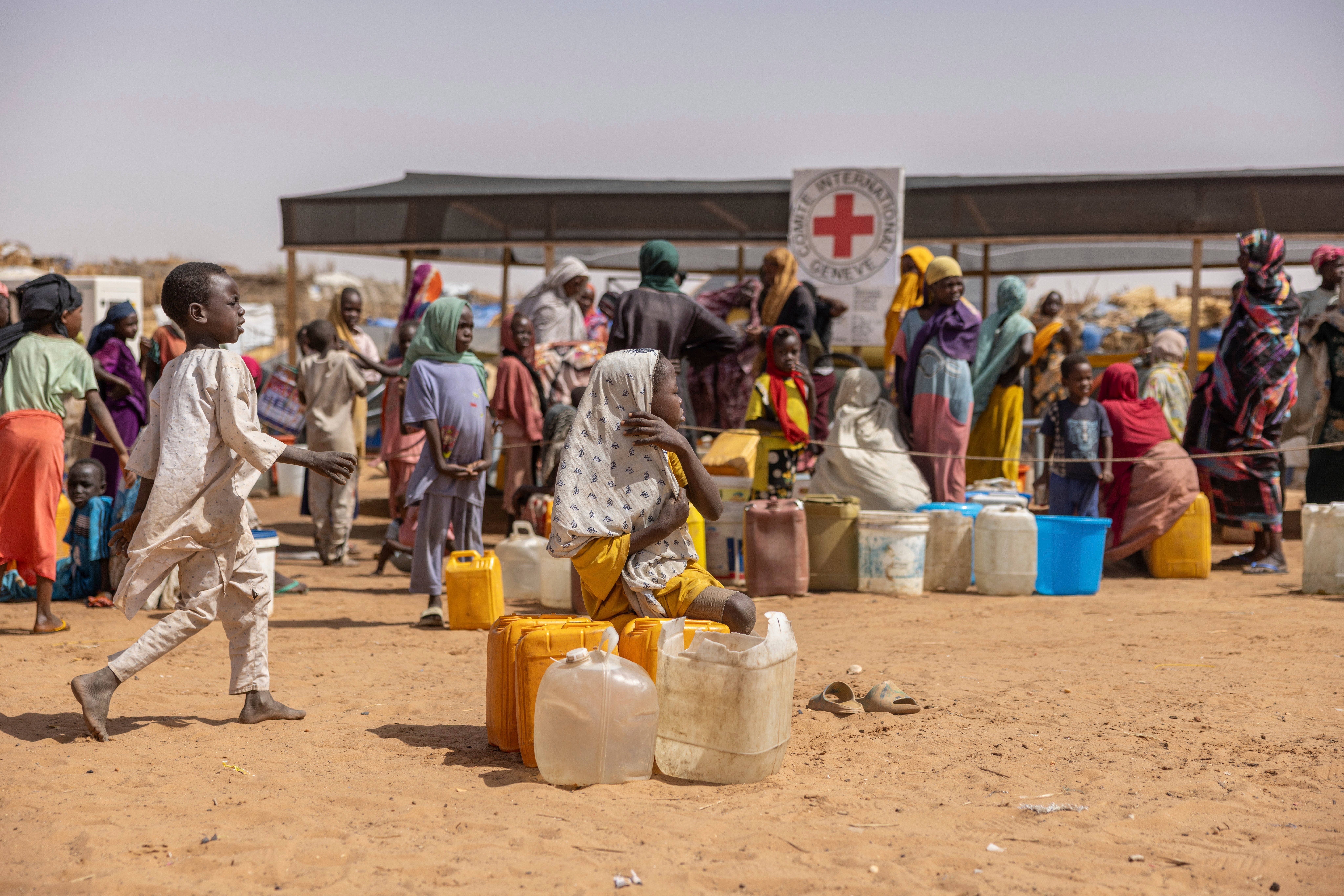 Sudanski izbjeglica u redu na vodenom točku Crvenog križa u Adreu, Chad