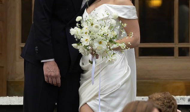 Charli XCX je oženjen! Brat pjevačica omamljuje u leggy bijeloj mini haljini i njenim zaštitnim znakovima dok ona povezuje čvor sa zvijezdom iz 1975. George Daniel – ali benda Matty Healy primjetno je odsutan