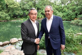 Kineski ministar vanjskih poslova Wang Yi rukuje se s ruskim ministrom vanjskih poslova Sergejem Lavrovom tijekom sastanka u nedjelju