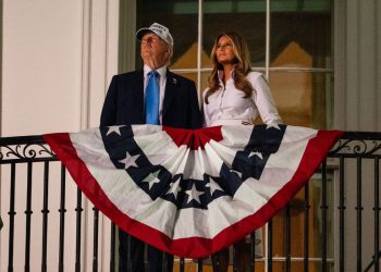 Čini se da je Melania izgubila utor dok je oponašala Trumpov zloglasni ‘YMCA’ ples u 4. srpnja Bash