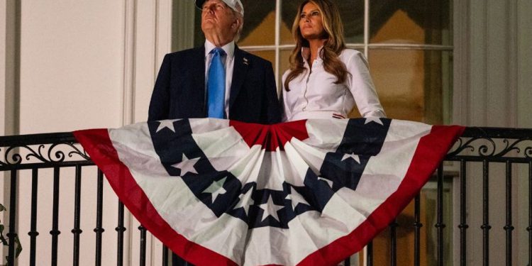 Čini se da je Melania izgubila utor dok je oponašala Trumpov zloglasni ‘YMCA’ ples u 4. srpnja Bash