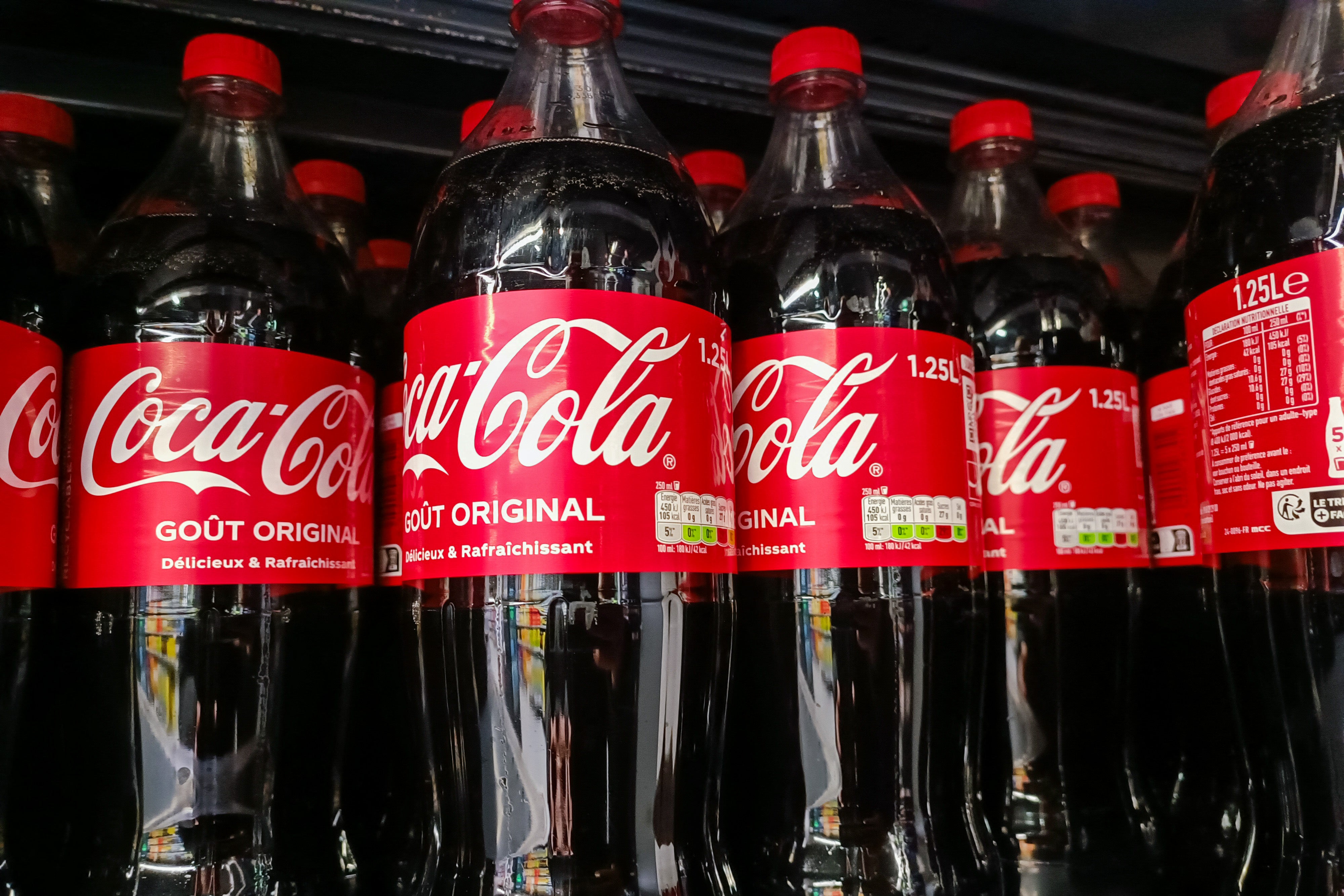 Coca-Cola u SAD-u trenutno je izrađena od kukuruznog sirupa visokog fruktoza, dok tvrtka koristi šećer od trske u drugim zemljama, poput Meksika