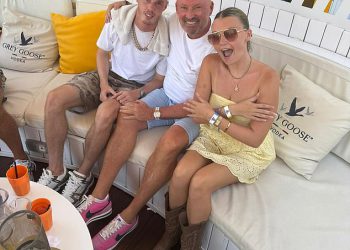 Cole Palmer tost je kluba Ibiza plaže Waynea Linekera dok Chelsea Star slavi pobjedu u Svjetskom kupu u klubu – nakon što je izazvala djevojku podijeljene glasine