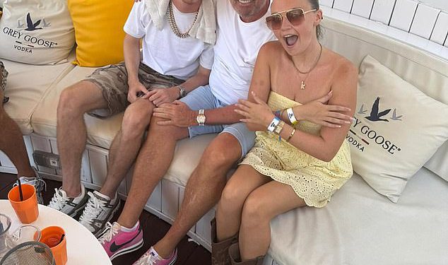 Cole Palmer tost je kluba Ibiza plaže Waynea Linekera dok Chelsea Star slavi pobjedu u Svjetskom kupu u klubu – nakon što je izazvala djevojku podijeljene glasine