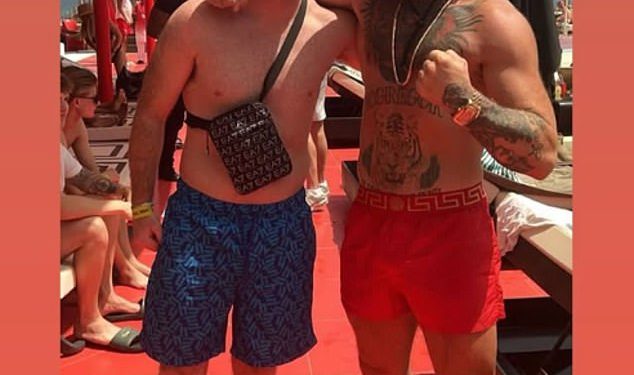 Conor McGregor Brazeno zanemaruje skandal varanja objavljujući tematske slike tematike ‘Jock’, jer Azealia Banks dijeli više divljih postova nakon što je podijelila njegove ‘golote’