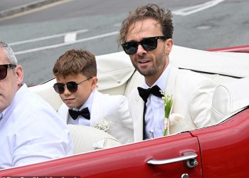 Corrie zvijezda Jack P. Shepherd gredi dok stiže u crveni Mustang spreman za vezanje čvora s zaručnikom Hanni Treweek iz katedrale Manchester, dok mu se pridružile zvijezde sapuna