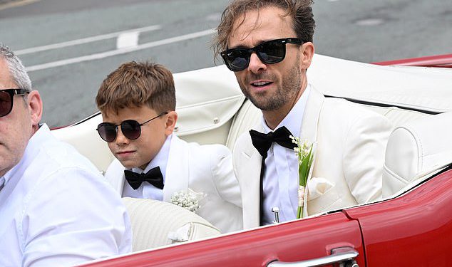 Corrie zvijezda Jack P. Shepherd gredi dok stiže u crveni Mustang spreman za vezanje čvora s zaručnikom Hanni Treweek iz katedrale Manchester, dok mu se pridružile zvijezde sapuna