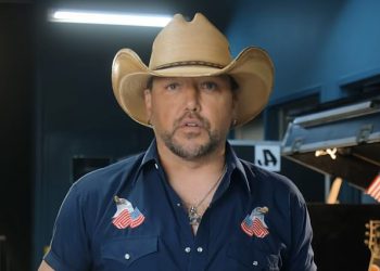 Country pjevač Jason Aldean pogodio je uzvratni način da se zabavlja u aferi tehnološkog izvršnog direktora nakon njegovog vlastitih skandala s varanjem