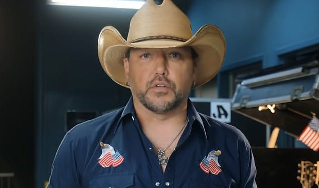 Country pjevač Jason Aldean pogodio je uzvratni način da se zabavlja u aferi tehnološkog izvršnog direktora nakon njegovog vlastitih skandala s varanjem
