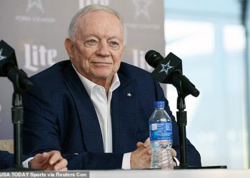 Dallas kauboji čine emocionalnu gestu nakon razornih poplava u Teksasu … ali navijači NFL -a zalupili su vlasnika Jerryja Jonesa zbog poteza