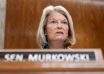 Demokrati brzo okreću Murkowskijevu Trumpovu Megabill Confession protiv nje i pokreću ponudu da JD Vance plati