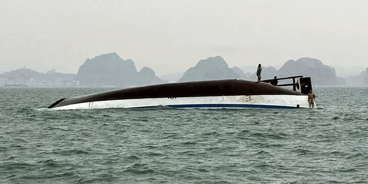 Deseci mrtvih nakon Vijetnamskih turističkih brodica prekrivaju se