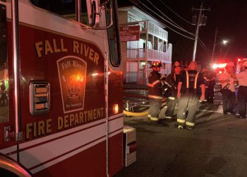 Devet osoba umire, a deseci više u bolnici nakon što se ogromna plamen izbije u Massachusettsu koji je pomogao u životu u životu