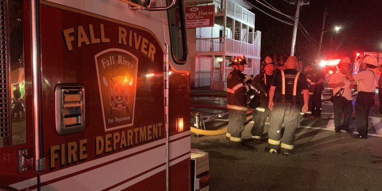 Devet osoba umire, a deseci više u bolnici nakon što se ogromna plamen izbije u Massachusettsu koji je pomogao u životu u životu