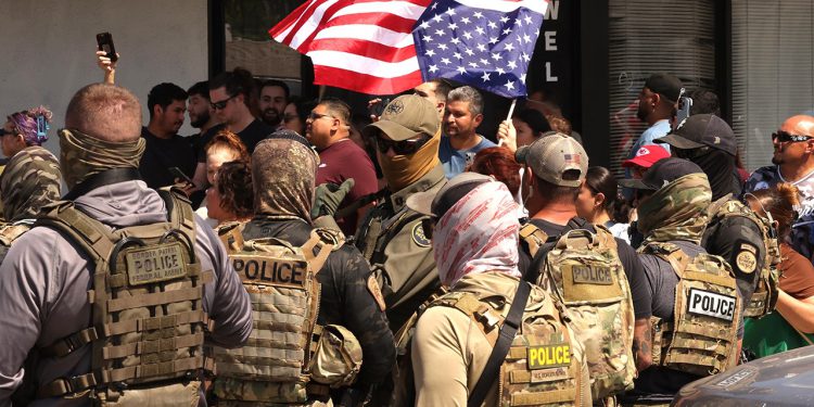 Direktor koji vrši dužnosti leda povezuje političku retoriku na 830% porasta policajca