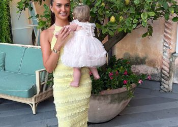 Djevojka Jacka Grialish -a Sasha Attwood omamljuje u žutu maxi haljinu dok dijeli Sweet Holiday Snap s kćeri Mila, 9 mjeseci