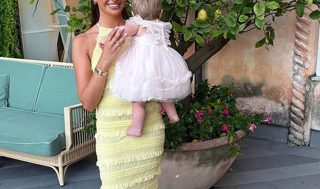 Djevojka Jacka Grialish -a Sasha Attwood omamljuje u žutu maxi haljinu dok dijeli Sweet Holiday Snap s kćeri Mila, 9 mjeseci