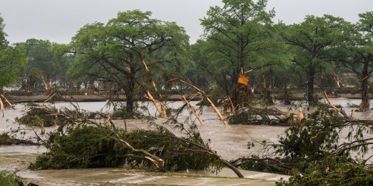 Djevojka ‘živi svoj najbolji život’ u kampu i muškarcu koji je spasio svoju obitelj. Sve što znamo o žrtvama poplave u Teksasu