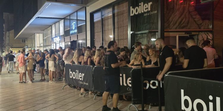 Dobrodošli u srpanj: Ogromni redovi mladih turista u Marmontovoj, krenulo zagrijavanje prije Ultre