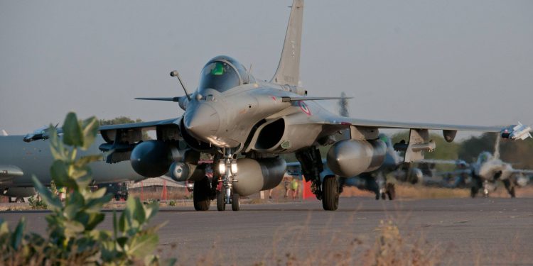 Dok su se borili indijski i pakistanski avioni, vodila se još jedna perfidnija bitka