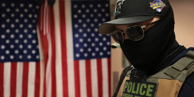 Domovinska sigurnost poziva Amerikance da prijavljuju bivše ljubavnike ICE: ‘Od domaćeg zlostavljača do deportiranog gubitnika’