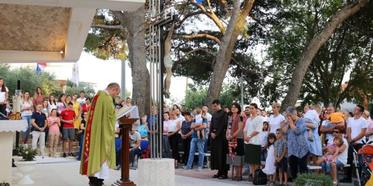 Don Damir Stojić predvodi duhovnu obnovu u Mravincima: “Slavimo zajedno živoga Boga”