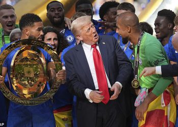 Donald Trump Bizarno Gatechess Chelsea’s Club Trophy Lift za ostatak IMPRESS-a Cole Palmer, čini se da izgovara odgovor s tri riječi