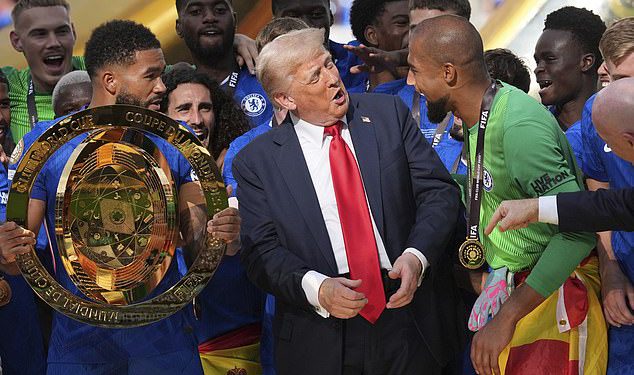 Donald Trump Bizarno Gatechess Chelsea’s Club Trophy Lift za ostatak IMPRESS-a Cole Palmer, čini se da izgovara odgovor s tri riječi