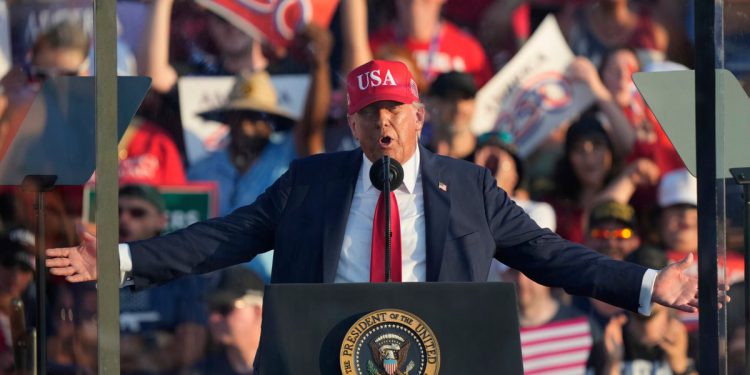 Donald Trump ažuriranja uživo: Predsjednik se bori protiv Bijele kuće UFC Borba za proslavu 4. srpnja kao “Slobodna Amerika” prosvjed prosvjeda