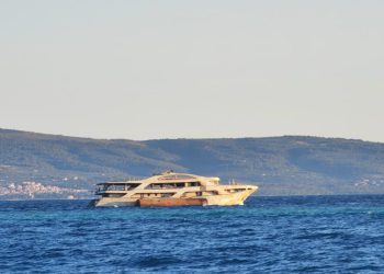 Drama pod morem završila: Potopljeni brod ‘Pacific’ otegljen u brodogradilište u Vranjicu, imamo video!