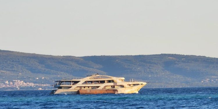 Drama pod morem završila: Potopljeni brod ‘Pacific’ otegljen u brodogradilište u Vranjicu, imamo video!