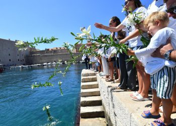 Dubrovčani u mimohodu žrtvama najvećeg genocida na ovim prostorima obilježili 30. godišnjicu Srebrenice