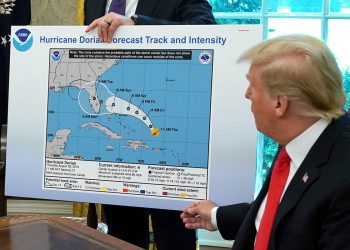 Dužnosnici NOAA -e koji su vodili istragu ‘Sharpigate’ na dopust nakon sukoba s Trumpovim unajmljivanjem