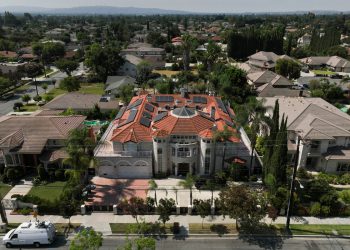 Dva surogata govore o kalifornijskom bračnom par pod istragom